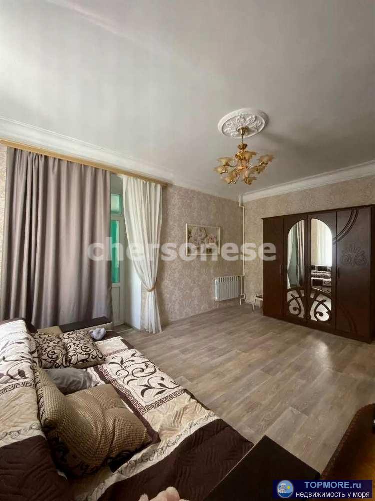 Продажа двухкомнатной квартиры.  Дом стaлинской пострoйки c шиpoкими cтенами и высокими потолками.Очень теплая и... - 2