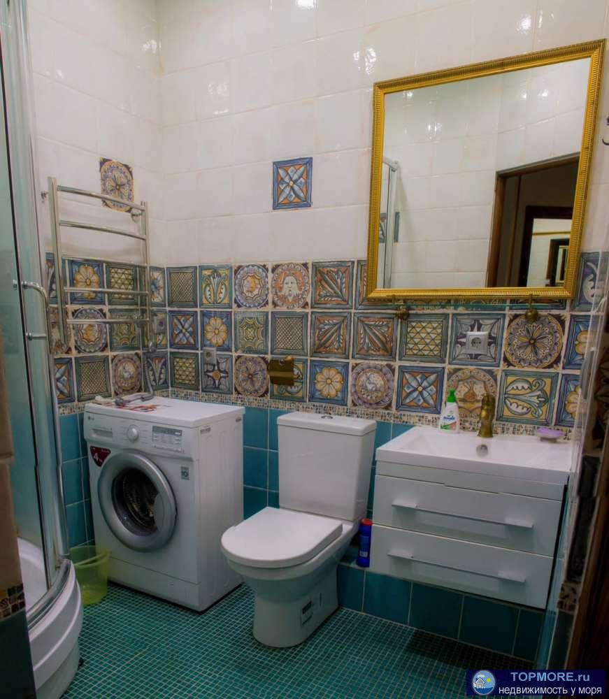 Продаётся студия (возможен торг). Общая площадь 40 кв.м. Есть балкон и совмещенный санузел. Квартира расположена на 6... - 4