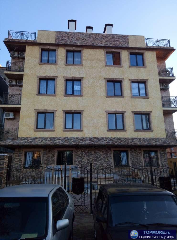 Продаётся студия (возможен торг).  До моря 3 минуты хотьбы. Общая площадь 31 кв.м. Квартира расположена на 1 этаже 4...