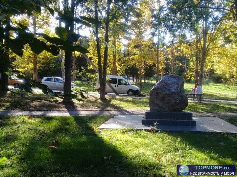 Продается отличная квартира в бухте Стрелецкая на Ефремова 1.  ' Сталинка '.  Очень комфортная планировка квартиры :... - 2