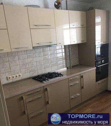 Сдается трехкомнатная квартира с мебелью, техникой и евроремонтом.  Двор закрытый, при въезде шлагбаум, охрана.... - 1