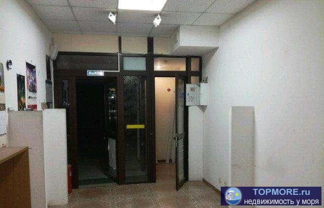 Под офис, магазин или сферу услуг - удобное помещение на первом этаже в ТЦ. Планируется ремонт под нужды арендатора....