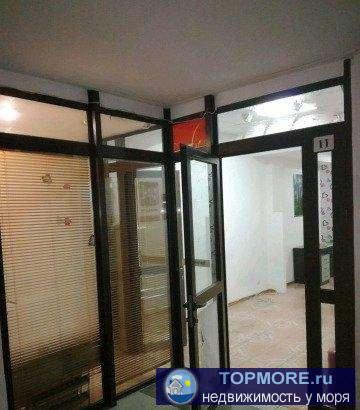 Под офис, магазин или сферу услуг - удобное помещение на первом этаже в ТЦ. Планируется ремонт под нужды арендатора.... - 1