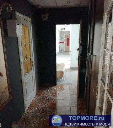 Офисное помещение в ТЦ. Небольшой коридор, общий зал и отдельный кабинет. Сдается без мебели. Планируется ремонт под... - 2