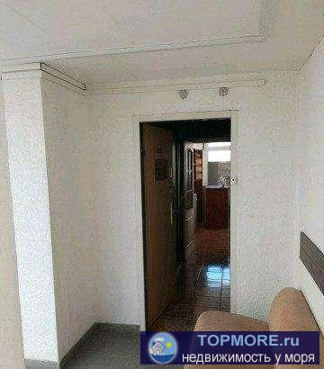 Офисное помещение в ТЦ. Небольшой коридор, общий зал и отдельный кабинет. Сдается без мебели. Планируется ремонт под... - 3