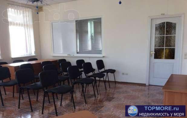 Офисное помещение в ТЦ. Небольшой коридор, общий зал и отдельный кабинет. Сдается без мебели. Планируется ремонт под... - 4