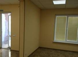 Отличное помещение на первом этаже с отдельным входом. 6 комнат....