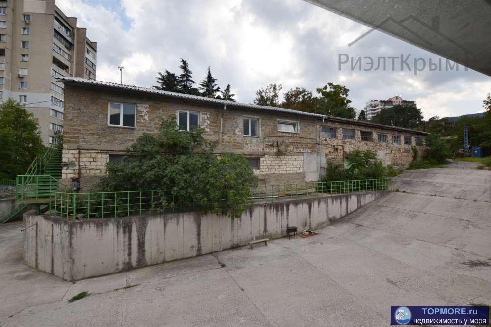 Продам объект недвижимости общей площадью строений 2400 м2. в г. Ялта, на улице Красноармейской. До центра города 5... - 2