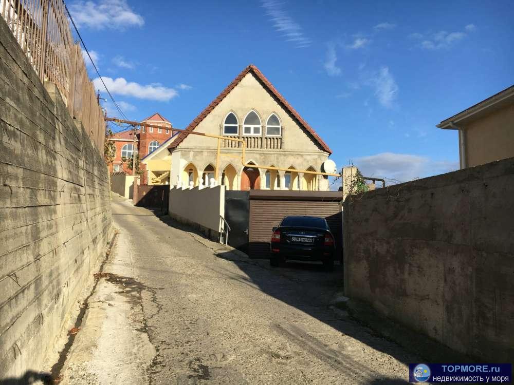 Просторный дом 300 кв.м. с беседкой, садом, парковкой в Центральном районе Сочи.На первом этаже большой зал и кухня,...