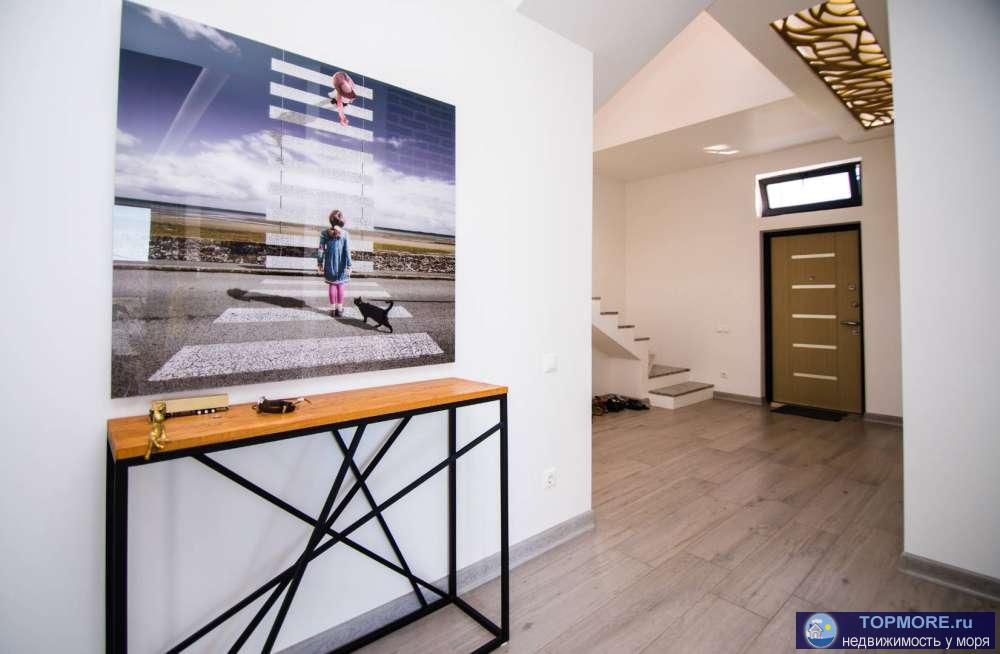 Уютный и элегантный дом в скандинавском стиле, с видовыми окнами и светлым фасадом построен по индивидуальному...