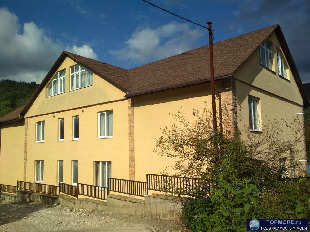 Продаю 3 этажный дом с ремонтом и мебелью.На первом и втором этаже -по 2 квартиры,на третьем этаже (мансарда)-2... - 2