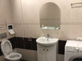 Продаю 1-комнатную квартиру площ. 40 кв. м на 1 этаже 5 этажного...