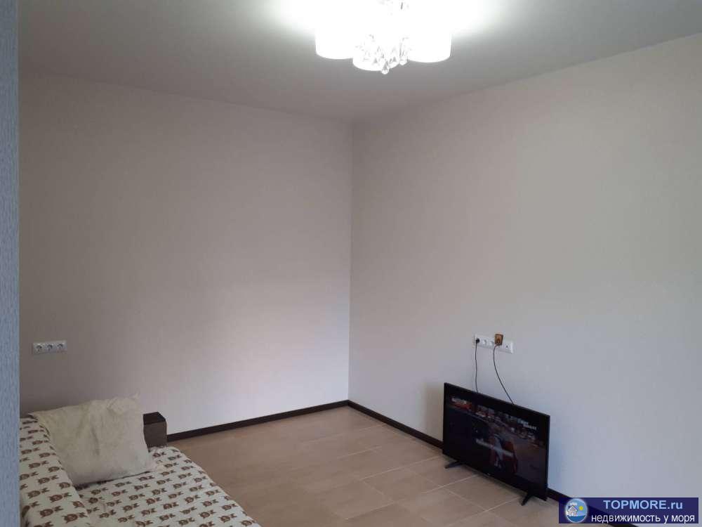 Продаю 1-комнатную квартиру площадью 43 кв. м на 1 этаже (по факту 2й) 4 этажного монолитного дома. ЖК ФЕНИКС. Дому...