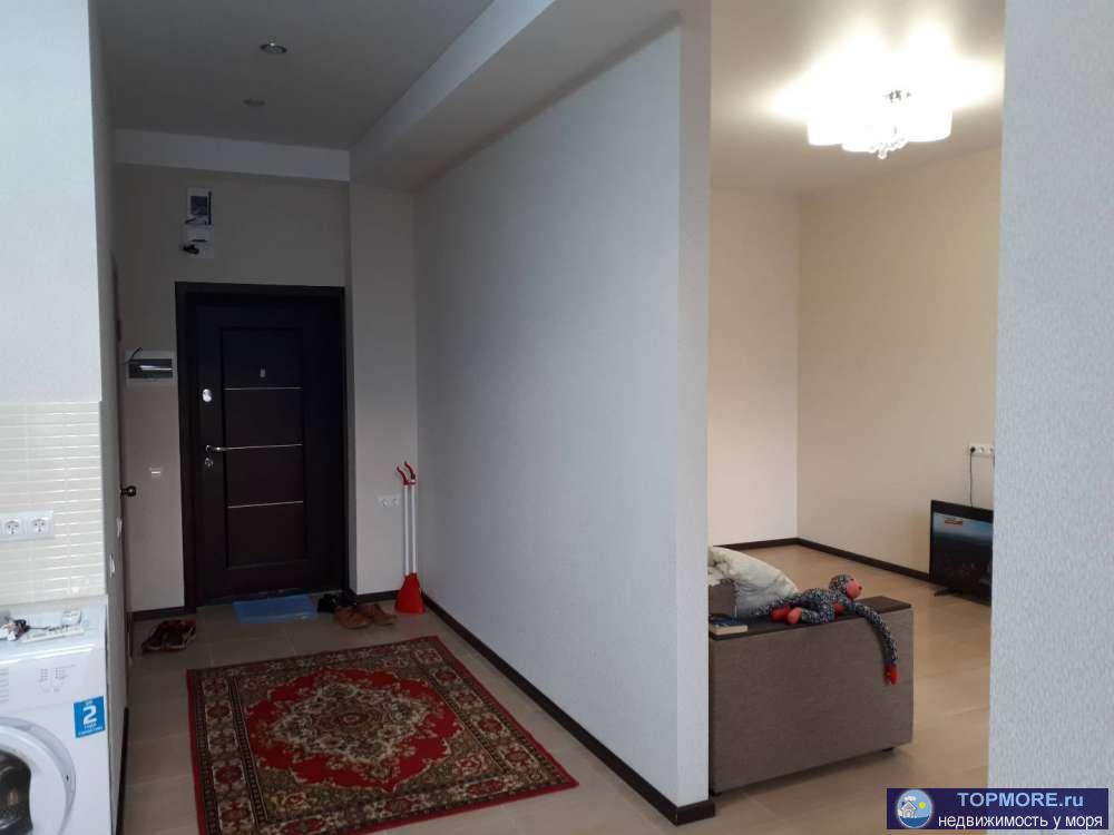 Продаю 1-комнатную квартиру площадью 43 кв. м на 1 этаже (по факту 2й) 4 этажного монолитного дома. ЖК ФЕНИКС. Дому... - 1