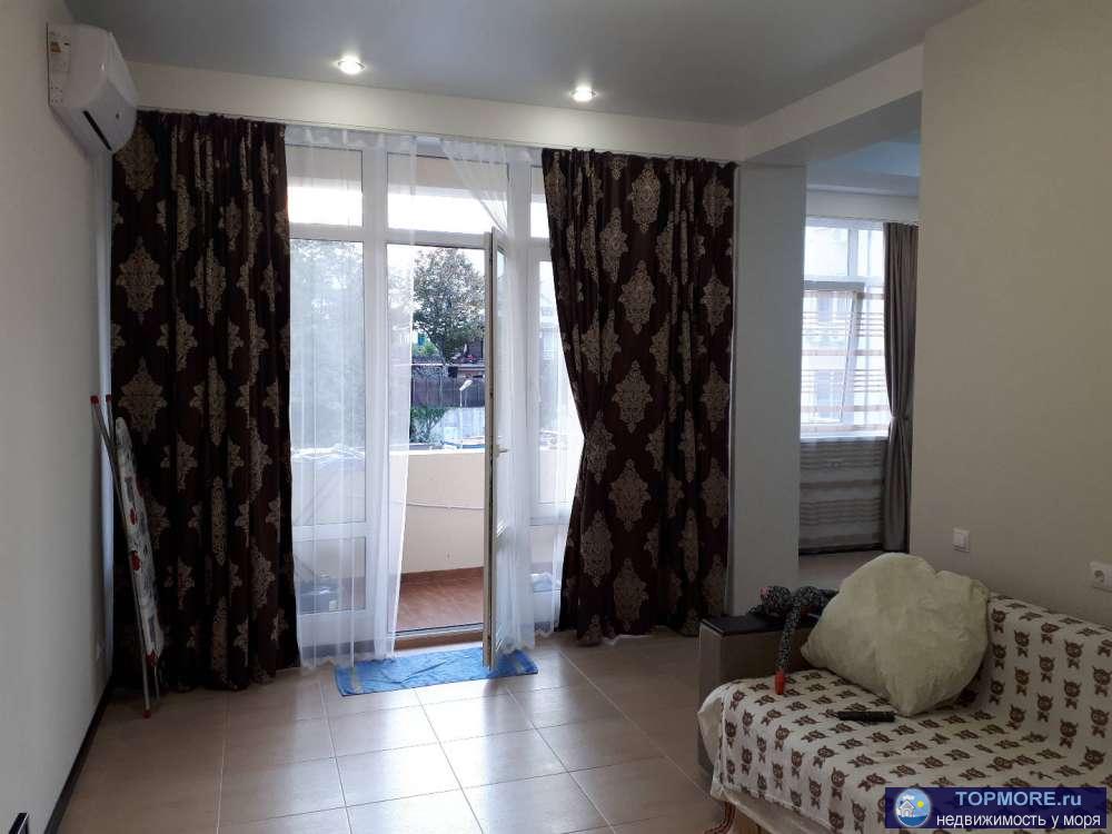 Продаю 1-комнатную квартиру площадью 43 кв. м на 1 этаже (по факту 2й) 4 этажного монолитного дома. ЖК ФЕНИКС. Дому... - 2