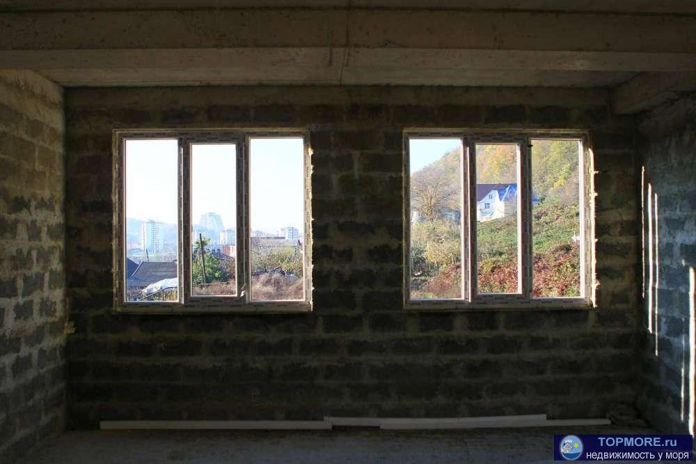 Продается квартира с черновой отделкой с возможностью выделения двух комнат на втором этаже газ вода подведены... - 2