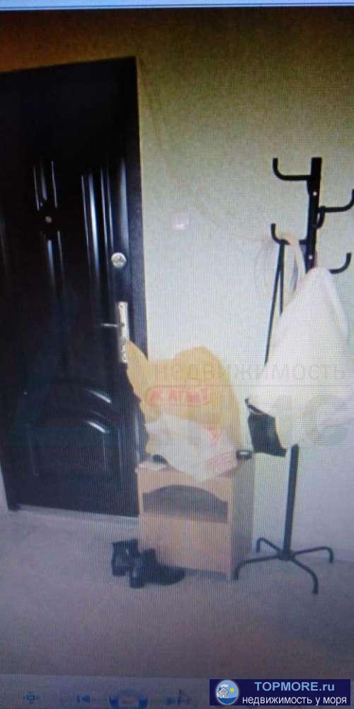 Продается 2 комнатная квартира на спокойной улице в Лазаревской. Общая площадь 40м2 . Квартира светлая, уютная со... - 2