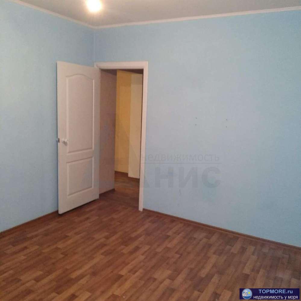 Сдается 2-х комнатная квартира без мебели. Есть эл. печь, стол. На длительный срок. По ул. Котлярова 11 в ЖК... - 1