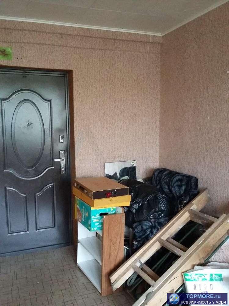 Продается комната 15 м2 в общежитии  в Якорной щели. Дом панельный. В жилом блоке 4 комнаты на одну кухню и душ,...