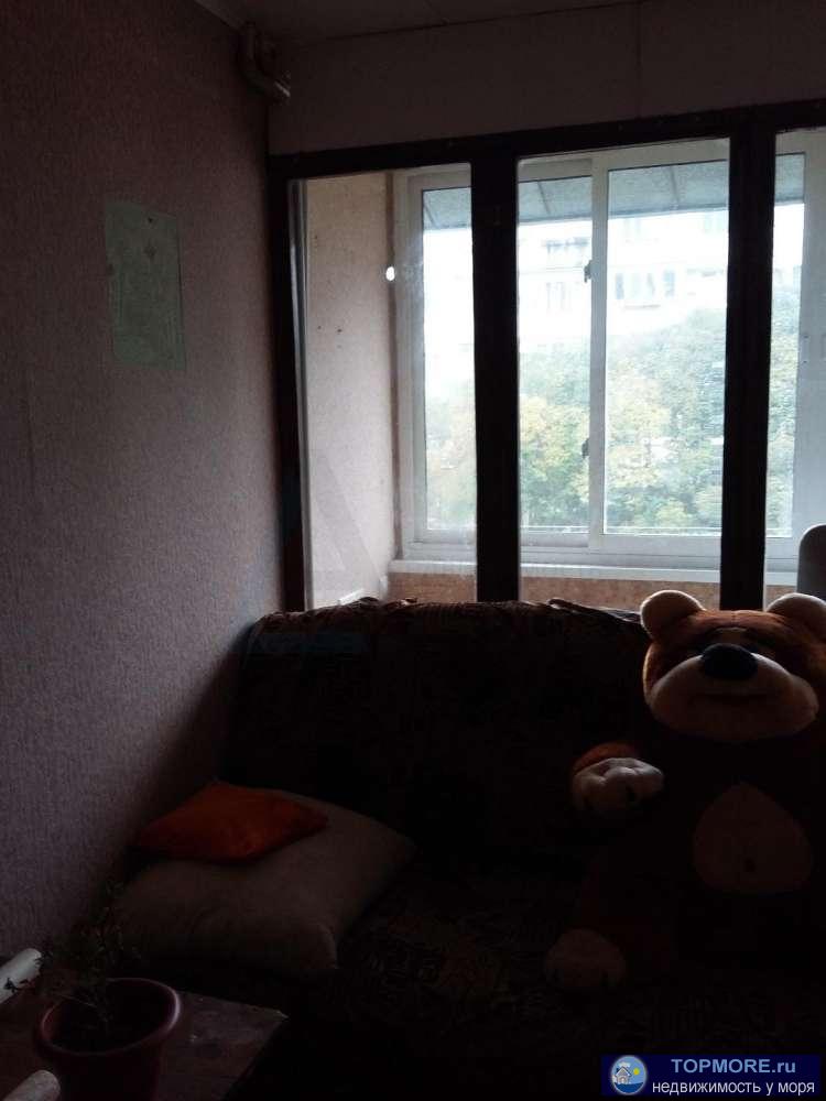 Продается комната 15 м2 в общежитии  в Якорной щели. Дом панельный. В жилом блоке 4 комнаты на одну кухню и душ,... - 2