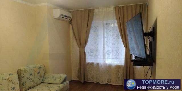   Квартира после ремонта. Пол застелен ламинатом, потолки - натяжные. Балкон в кухне и окно в комнате застеклены...