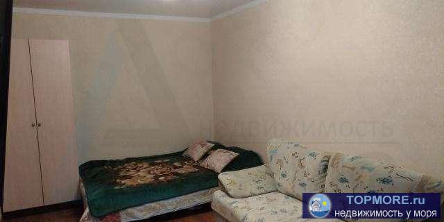   Квартира после ремонта. Пол застелен ламинатом, потолки - натяжные. Балкон в кухне и окно в комнате застеклены... - 1