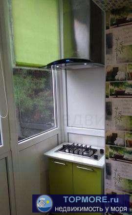   Квартира после ремонта. Пол застелен ламинатом, потолки - натяжные. Балкон в кухне и окно в комнате застеклены... - 2