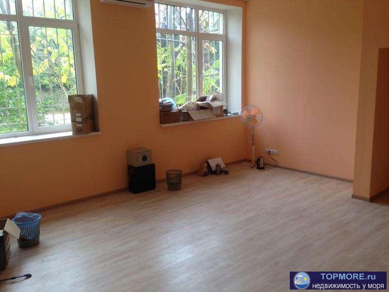 Сдаётся офис на Хрусталёва в малом офисном здании. Офисы коридорного типа, свежий ремонт!   ПЕРВАЯ ЛИНИЯ!!!...