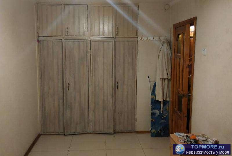 Продается двухкомнатная квартира  рядом с автовокзалом. В квартире установлены натуральные деревянные двери, теплые... - 2