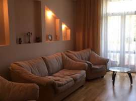 Продается 3-х комнатная квартира (Сталинка) с мебелью в центре...