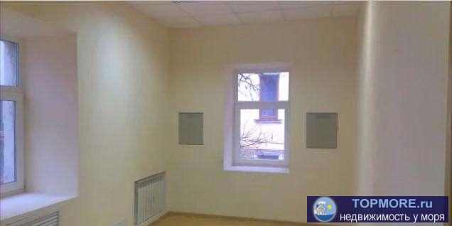 Сдается офисное помещение в офисном центре. Центр города. Второй этаж. Все коммуникации. Видеонаблюдение. Интернет....