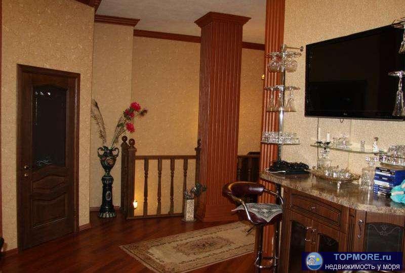 Дамы и Господа! Предлагается просторная квартира с отличным панорамным видом на море в новом заселённом доме в центре...