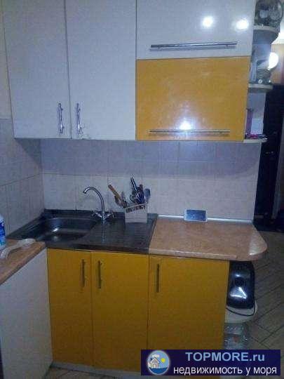 Продается однокомнатная квартира в спальном районе. В квартире сделан ремонт. В комнате на полу ламинат, в кухне и... - 2