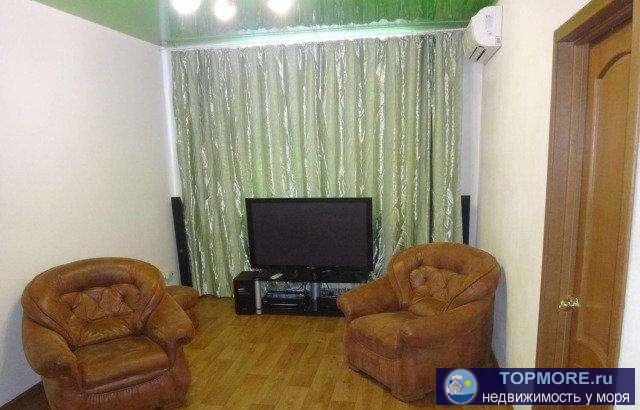 Сдаётся 2к-квартира в Центре по ул. Генерала Петрова. 1 этаж сталинского проекта, 45 кв.м.Комнаты смежные,...