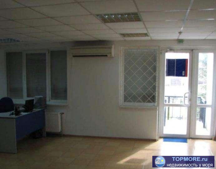    Сдаётся торгово-офисное на ул. Героев Сталинграда 95 кв.м. Первый этаж, отдельный вход, 2 зала + сан.узел....