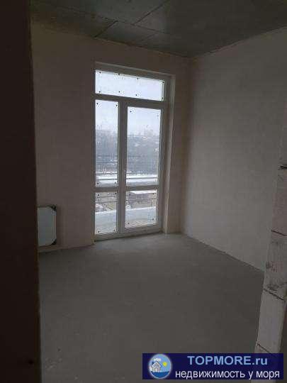 Продается трехкомнатная квартира в ЖК . Квартира светлая, теплая, окна выходят на гору Чатыр-Даг. Отопление... - 2