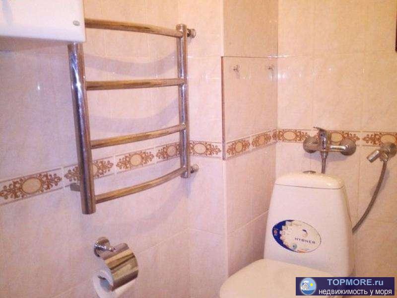 Продаётся однокомнатная квартира. Большая кухня, огромная лоджия, хороший ремонт. Документы РФ. Быстрый выход на... - 2