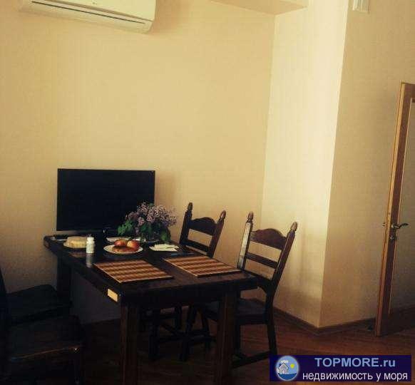 Сдается двухкомнатная просторная квартира в новом доме, с видом на море и парк. Рядом два пляжа (один песчаный) Парк,...