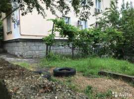 продаётся кв в центре города, с видом на море., не большой участок...