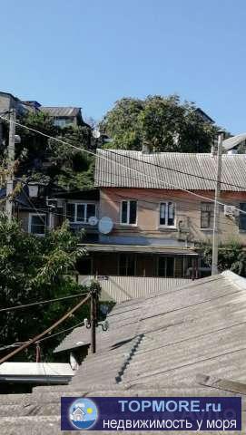 Продается 3-х комнатная квартира на 2 этаже двухэтажного кирпичного дома в центре г.Туапсе по ул.Спинова. До моря...