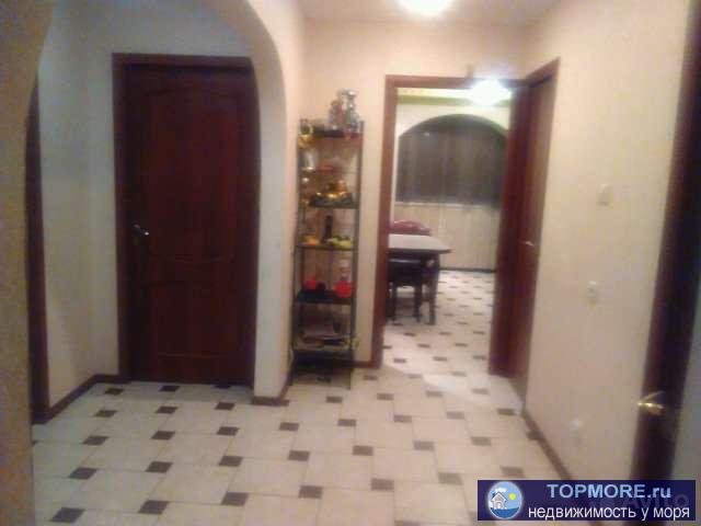 Высокий первый этаж. Евроремонт.Встроенная мебель остаётся. Тёплые полы в прихожей и кухне. Перепланировка узаконена....