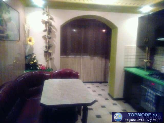 Высокий первый этаж. Евроремонт.Встроенная мебель остаётся. Тёплые полы в прихожей и кухне. Перепланировка узаконена.... - 1