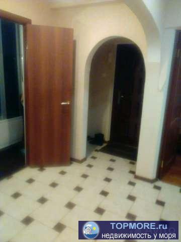 Высокий первый этаж. Евроремонт.Встроенная мебель остаётся. Тёплые полы в прихожей и кухне. Перепланировка узаконена.... - 2