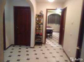 Высокий первый этаж. Евроремонт.Встроенная мебель остаётся. Тёплые...