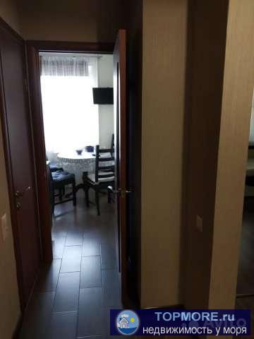 2-х комнатная улучшенной планировки, хороший ремонт, новая кухня, утепленная лоджия с выходом из двух комнат, рядом... - 1