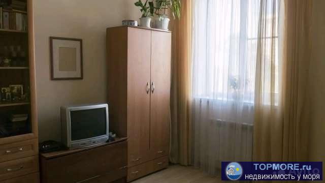 Светлая тихая квартира в самом центре города, до пляжа 7 минут, все магазины в соседних домах, транспорт на соседней... - 2