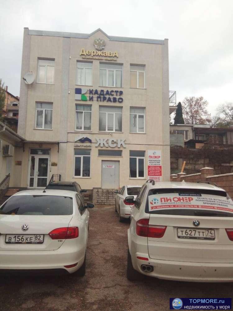 Продается в центре коммерческое помещение общ.пл. 414кв.м., ул. Щербака.   Своя огороженная каменным забором...