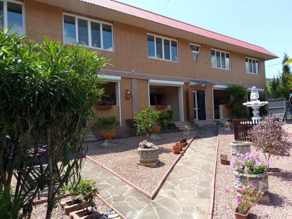 Гостевой дом ДонБас, Алушта. ВСЕ НОМЕРА - В ВИДЕ КВАРТИР.  Предлагаю, для отдыха, отдельные, комфортабельные  номера... - 1