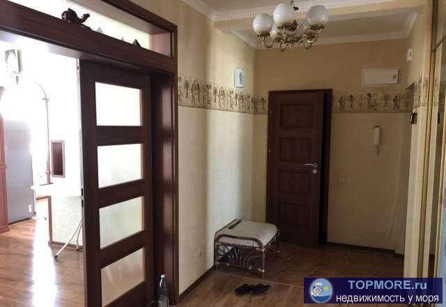 Продаю квартиру в центре Евпатории с мебелью, с техникой и встроенными шкафами. - 1