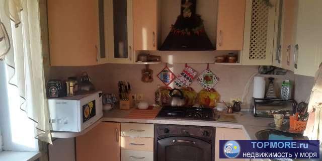 Большая.светлая на две стороны,юг и север 4 комнатная, квартира.Квартира с ремонтом,с мебелью,полы ламинат в спальне...